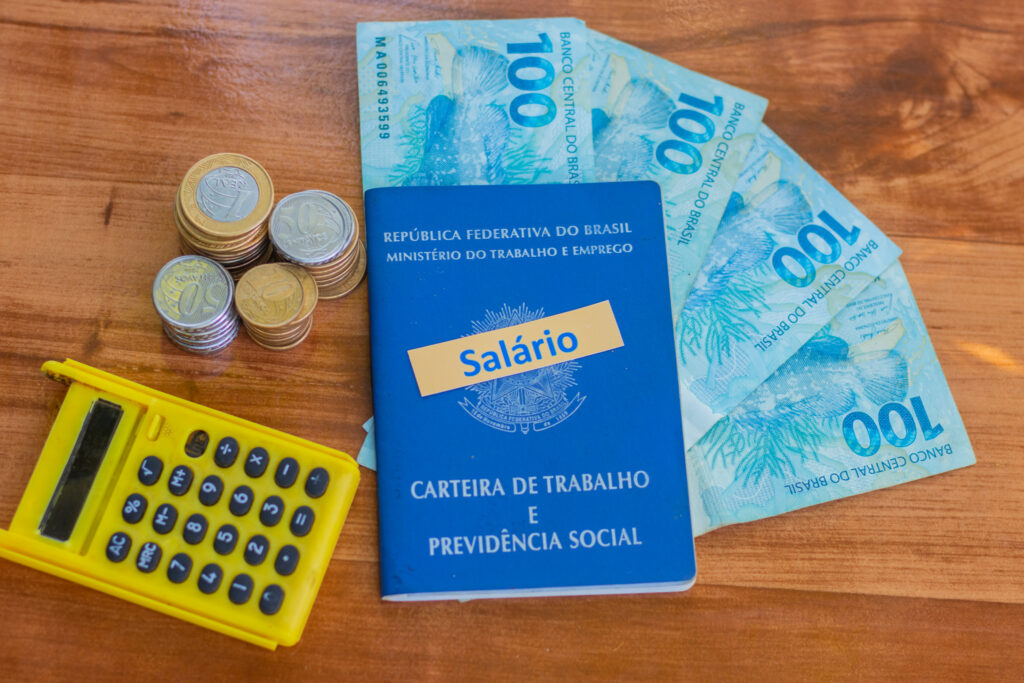 Trabalhadores CARTEIRA ASSINADA podem fazer consignado? Descubra