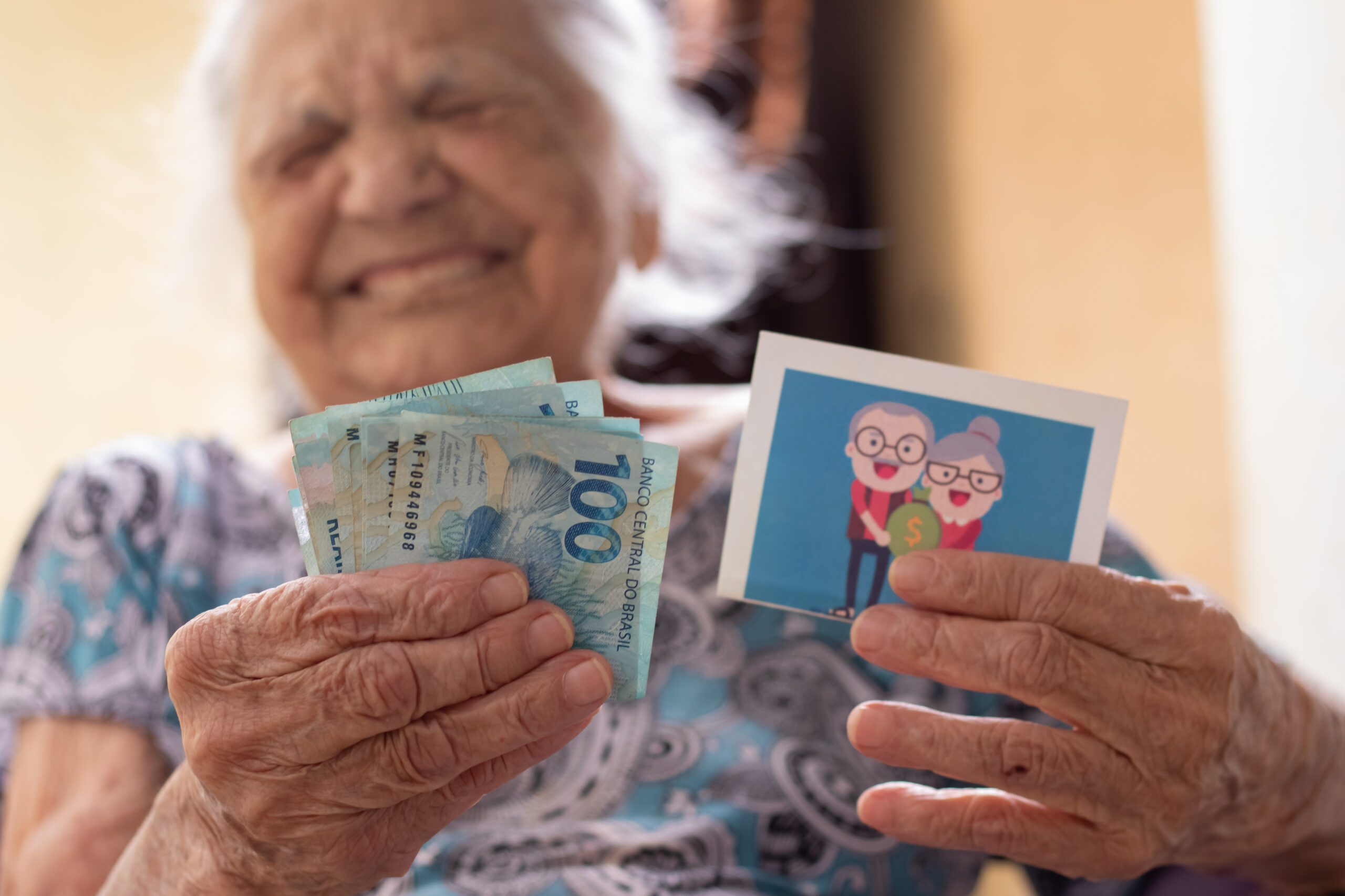 Os idosos podem ter acesso a diversos pagamentos interessantes com a carteirinha da sorte. Veja como!