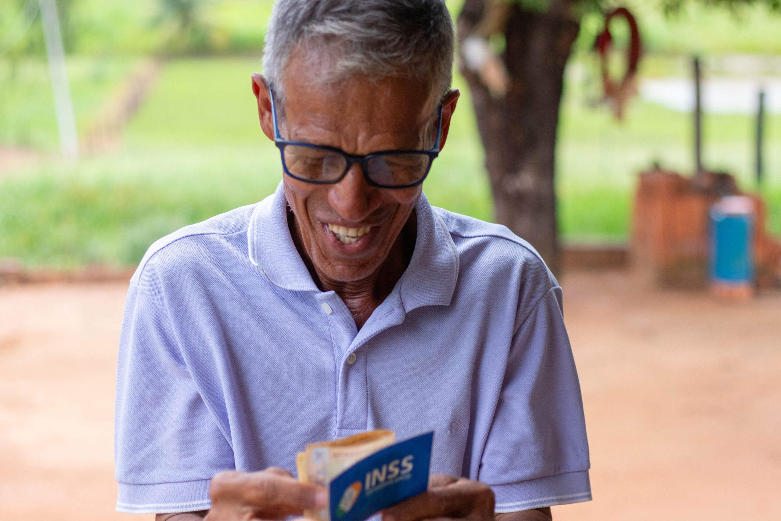 Se você é idoso e perdeu a audição, veja quais benefícios do INSS pode receber.