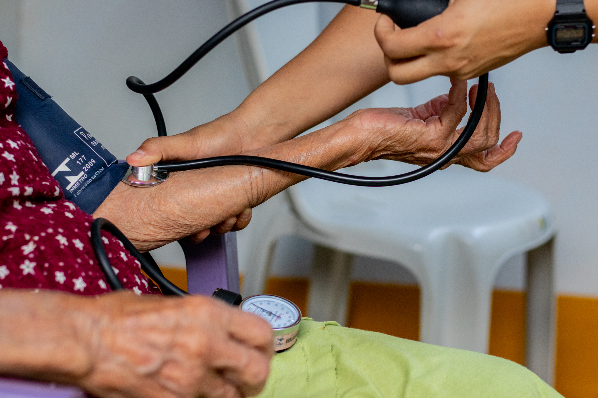 Os idosos com pressão alta também têm acesso a benefícios diversos através do INSS. Confira quais!