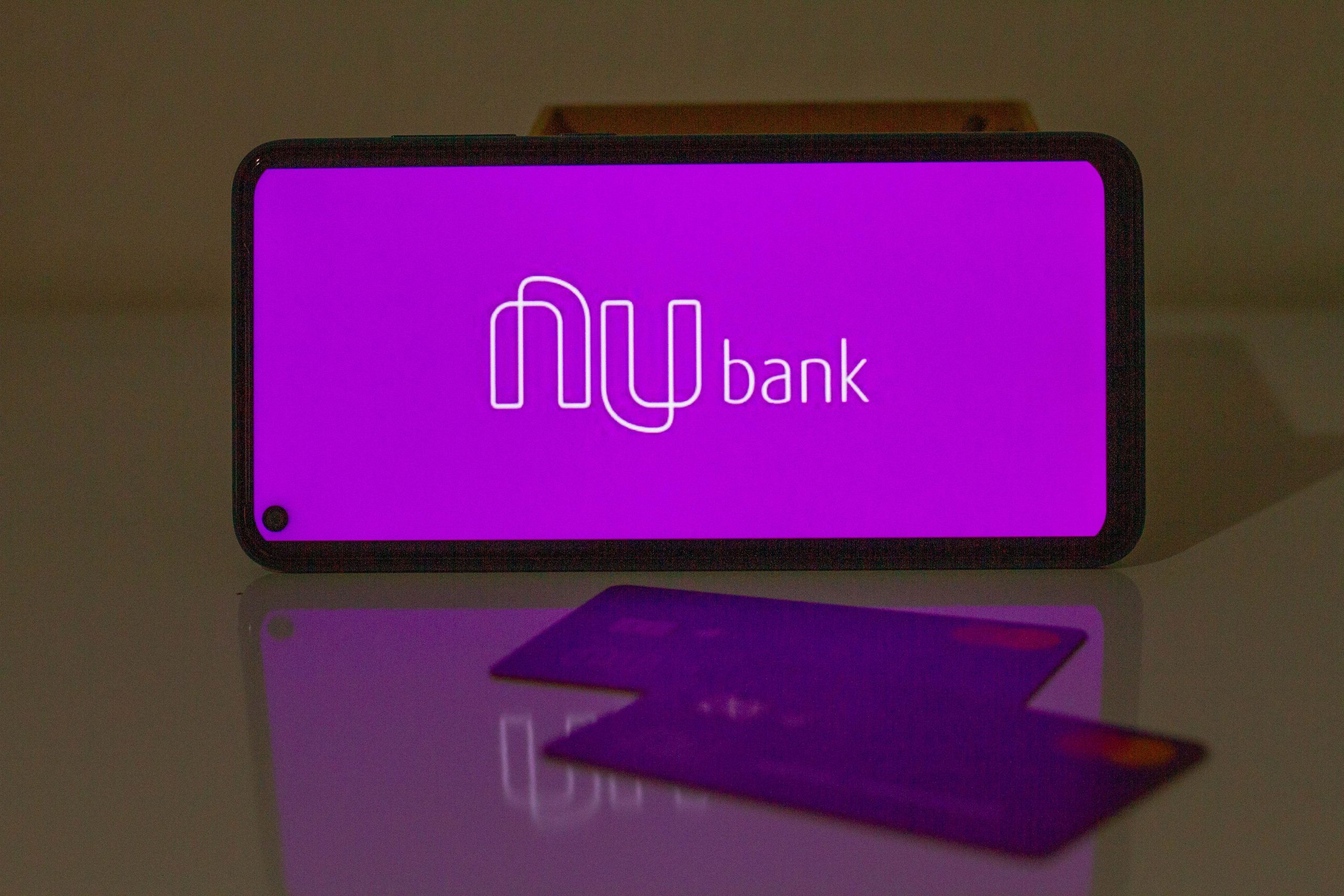 Clientes do NUBANK se queixam de cobranças indevidas na fatura do cartão de crédito; veja como resolver