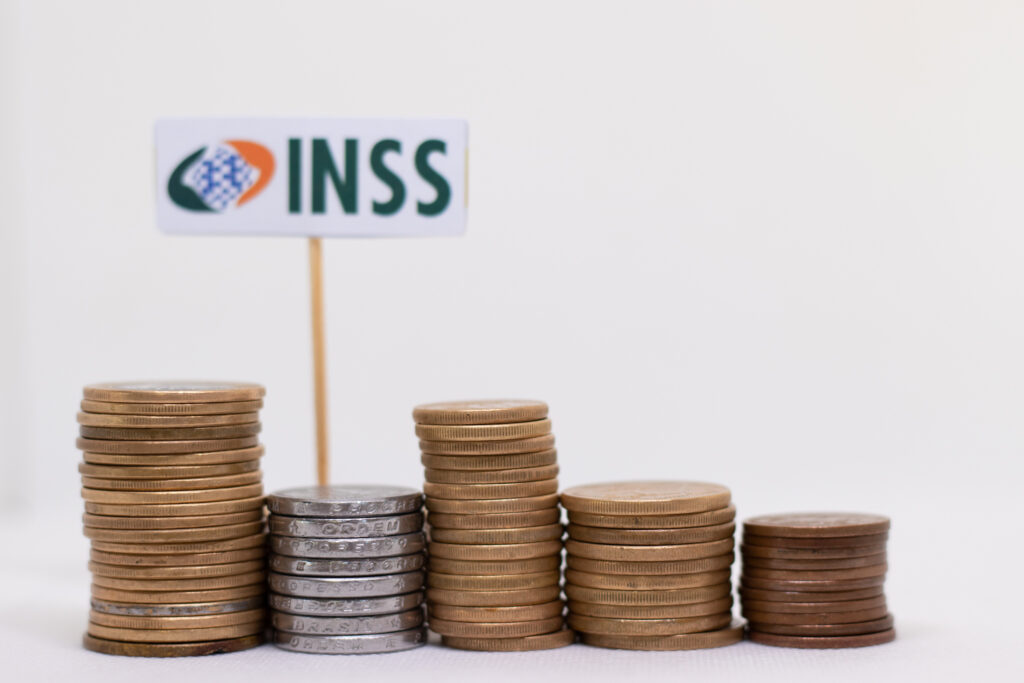 INSS anuncia REDUÇÃO de juros do consignado; confira as NOVAS taxas