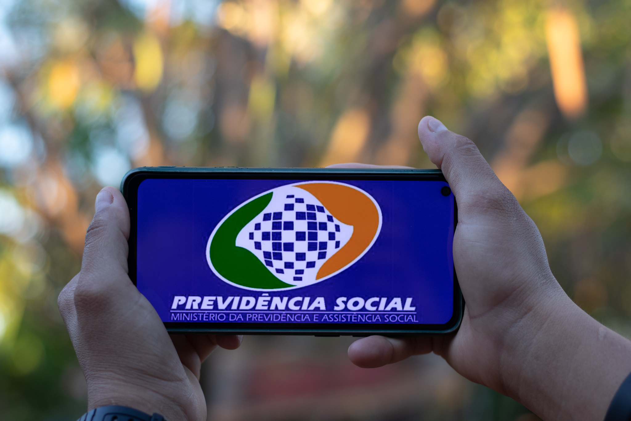 Se você é parente de um idoso que foi preso, saiba se terá direito ao auxílio-reclusão.