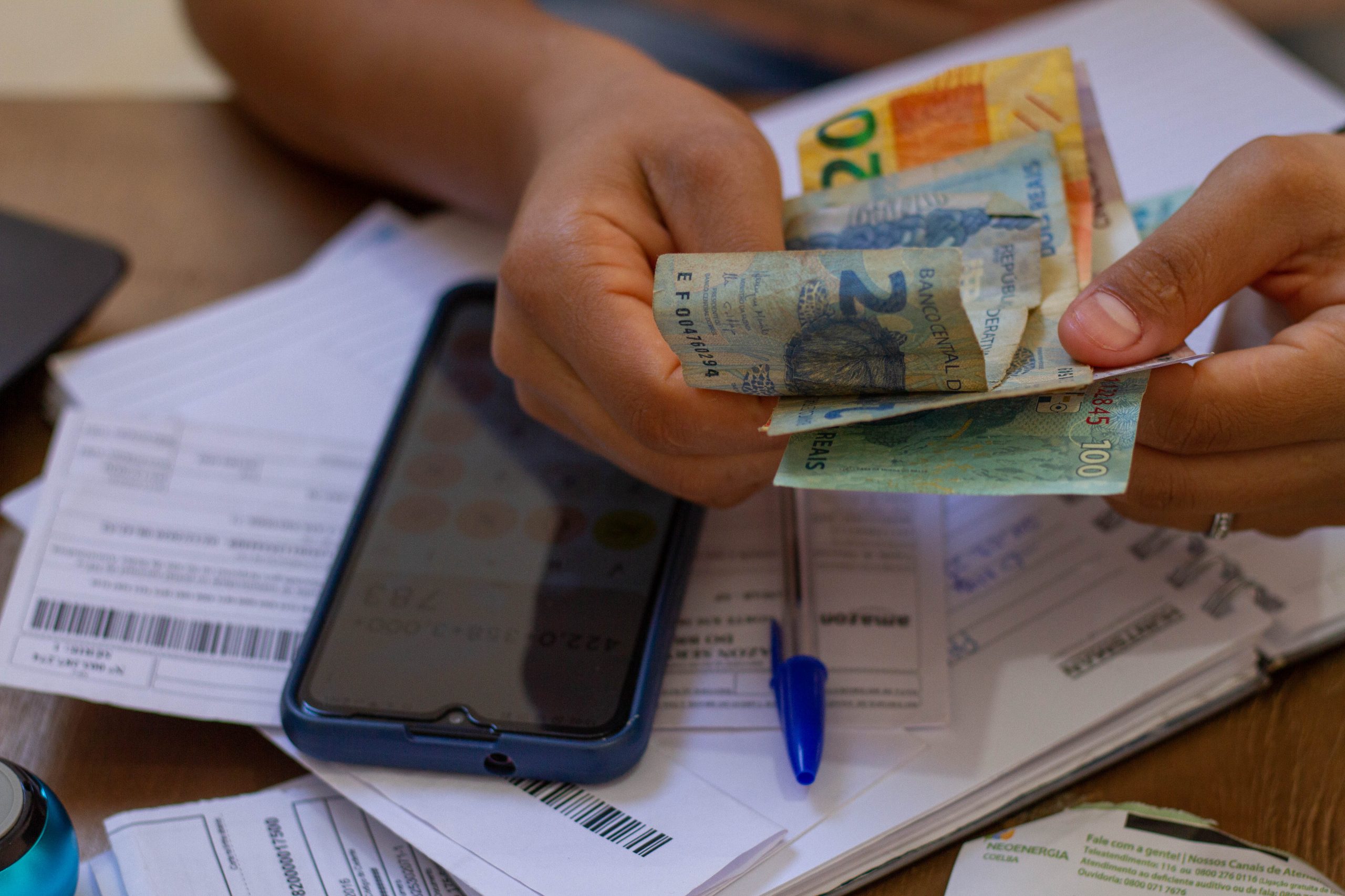 Inadimplência com cartão de crédito AUMENTA em junho; como FUGIR do endividamento?