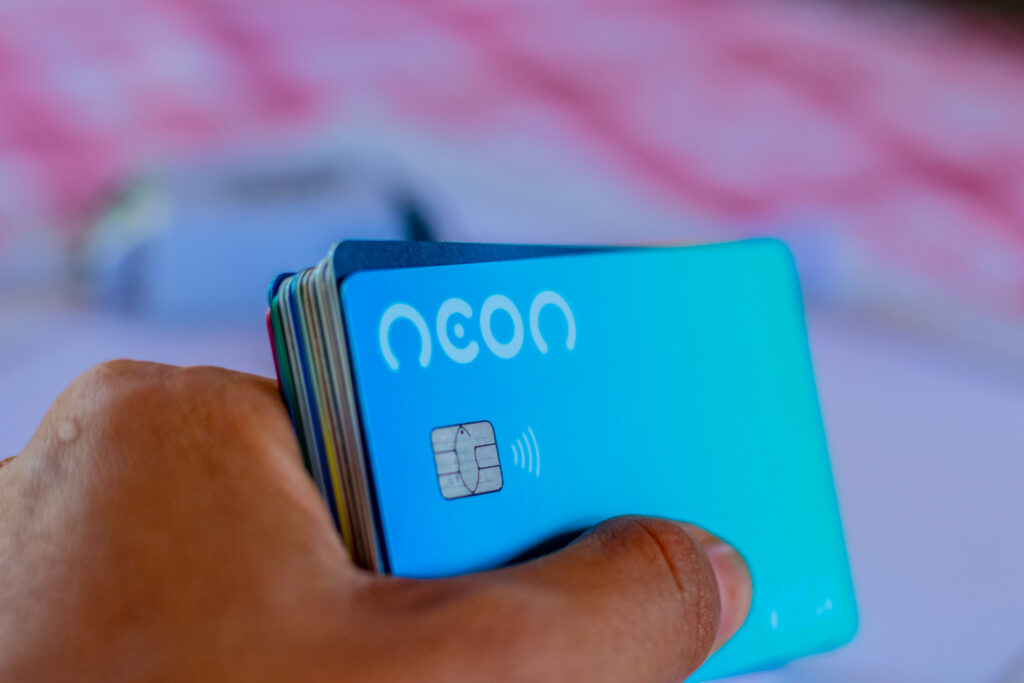 Neon libera cartão de crédito SEM ANUIDADE e com aprovação facilitada; confira as regras