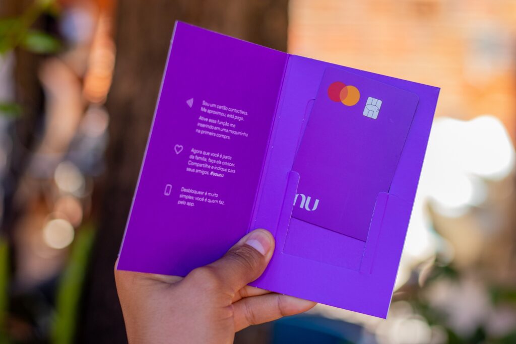 Nubank oferece cartão de crédito SEM anuidade e COMPROVAÇÃO DE RENDA; veja como ter limite aprovado