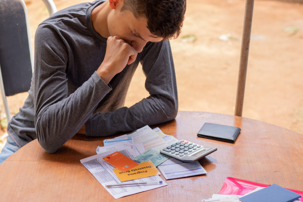 Incrível! Refinanciamento de DÍVIDAS surge como solução para brasileiros endividados; entenda