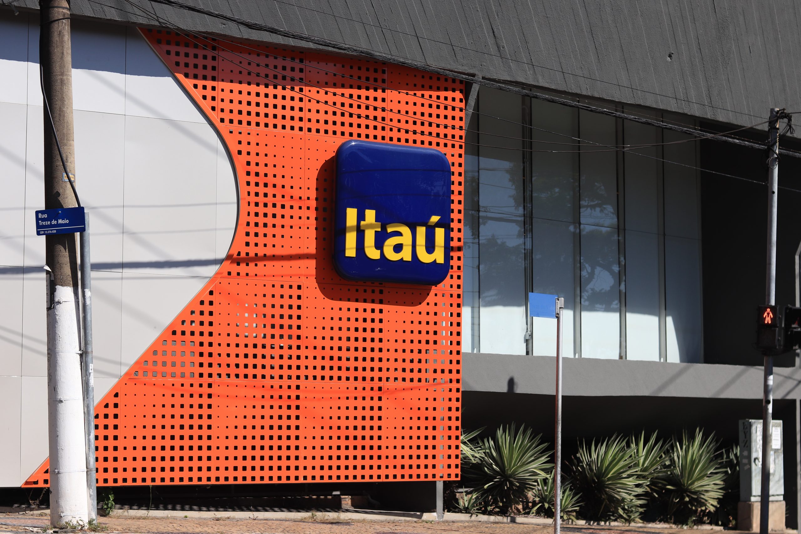 Brasileiros não conseguem mais abrir conta no app do ITAÚ! Tem como resolver?
