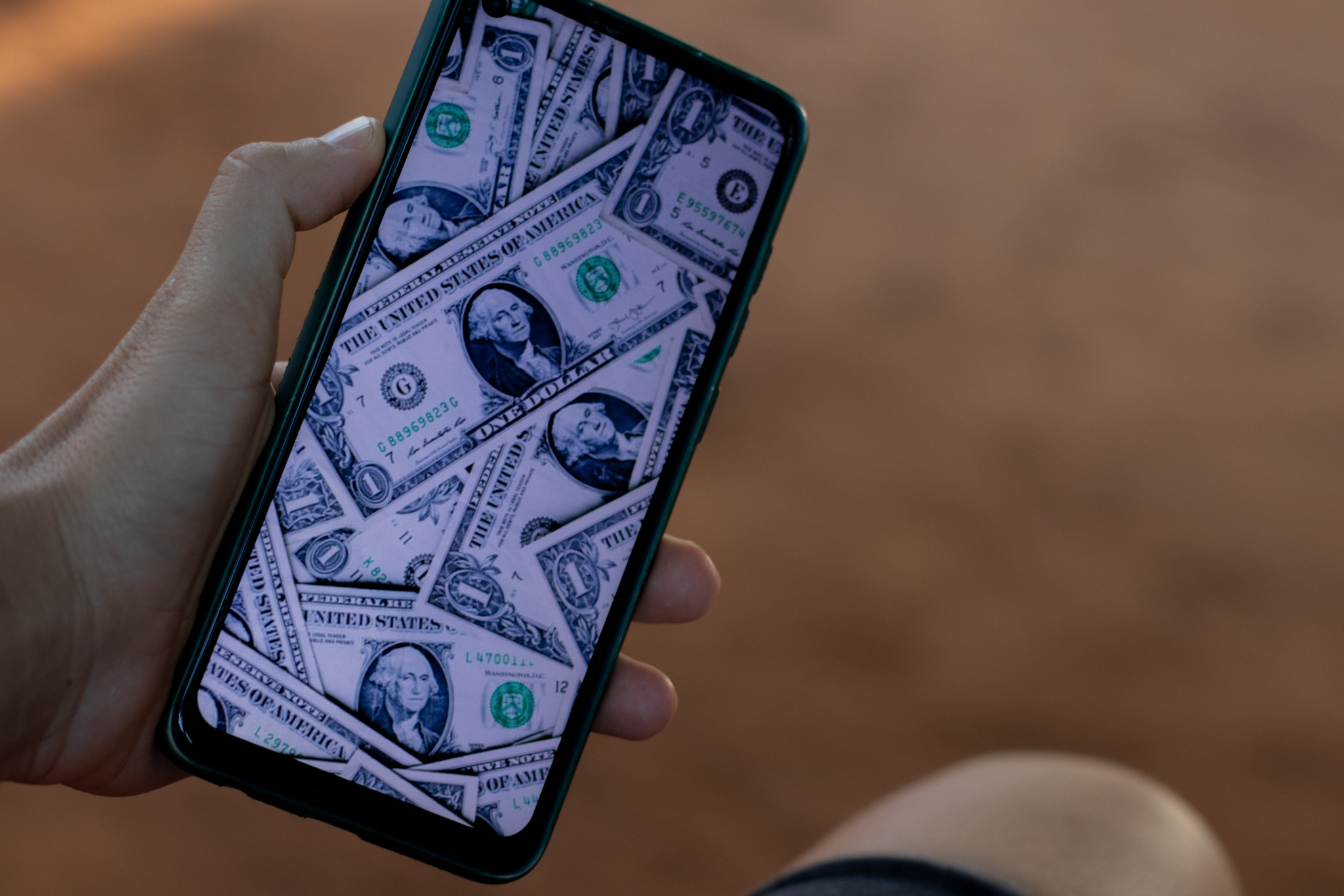 Aplicativo promete pagar em DÓLAR para brasileiros que cumprem estas tarefas; veja