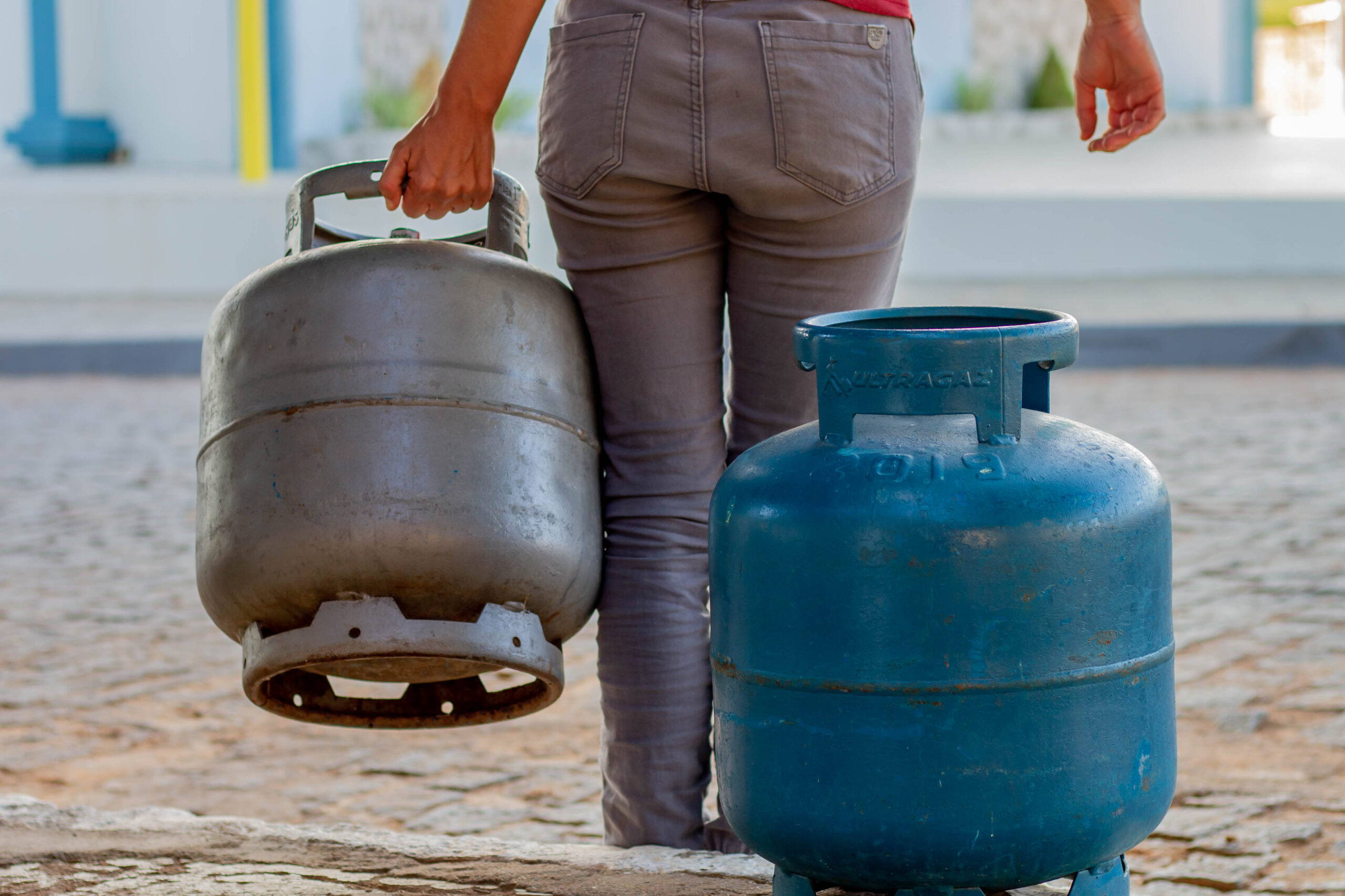 Dicas para economizar com o aumento da gasolina e gás de cozinha. Saiba mais sobre o auxílio em agosto! Crédito: @jeanedeoliveirafotografia / beneficiodoidoso.com.br