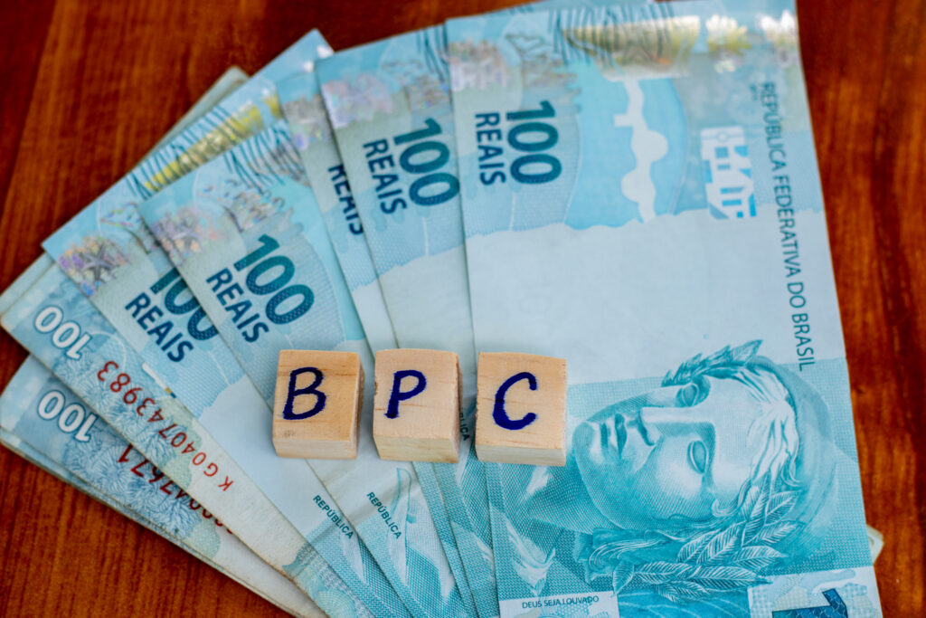 Recentemente, o governo anunciou a possibilidade de um recadastramento do BPC. Entenda.