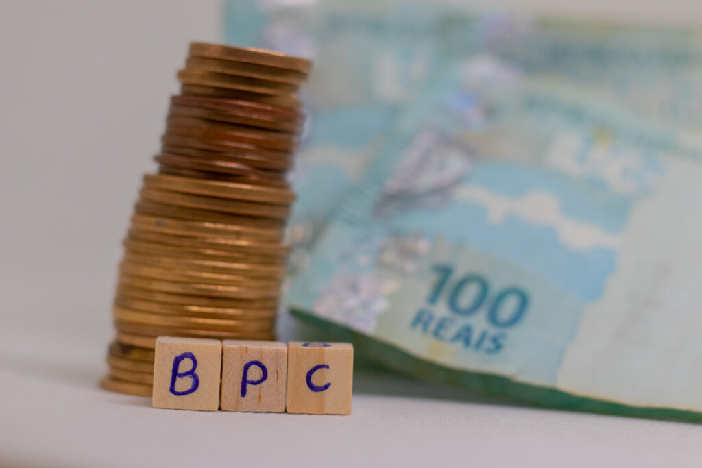 Recebeu uma negativa do BPC? Descubra como recorrer e solicitar a revisão do benefício com nosso guia completo. Siga os passos detalhados e garanta o apoio financeiro que você tem direito.Crédito: @jeanedeoliveirafotografia / beneficiodoidoso.com.br