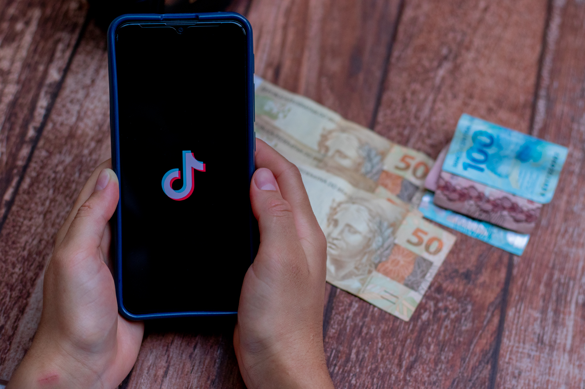 Brasileiros ganham até R$ 20 MIL com o TikTok; descubra como usar a plataforma para RENDA extra