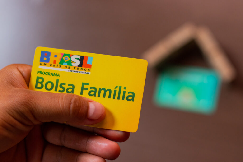 Entenda a nova Regra de Proteção do Bolsa Família e como ela assegura que idosos beneficiários continuem recebendo assistência financeira. Veja como participar e os detalhes do calendário de pagamentos. Crédito: @jeanedeoliveirafotografia / beneficiodoidoso.com.br