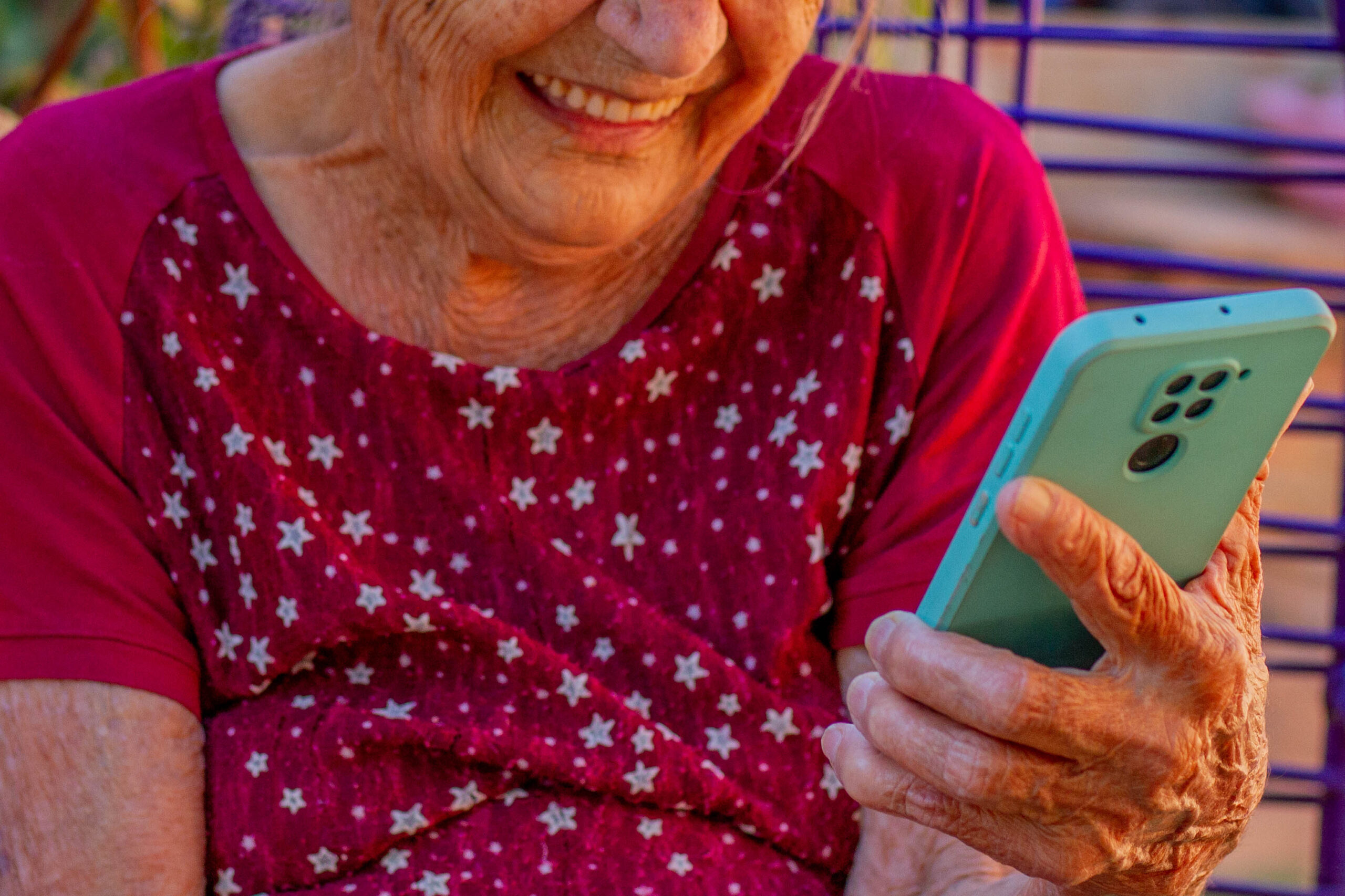 Proteja seus dados pessoais de golpes e fraudes! Aprenda dicas essenciais para idosos evitarem ataques perigosos e manterem suas informações seguras. Esteja informado e seguro!