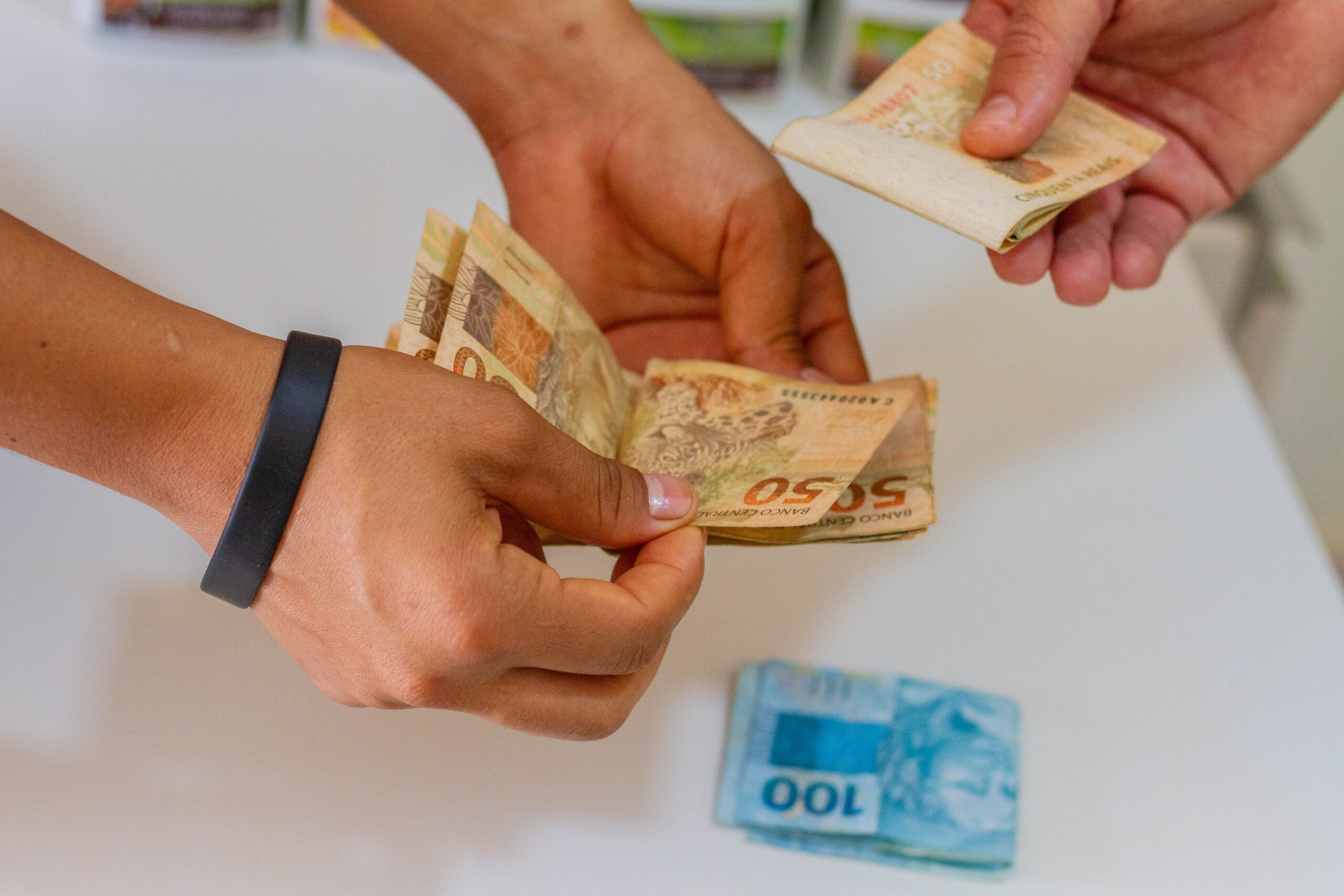 Os servidores públicos receberão um reajuste de 9% nos pagamentos, mas isso não inclui aposentados.