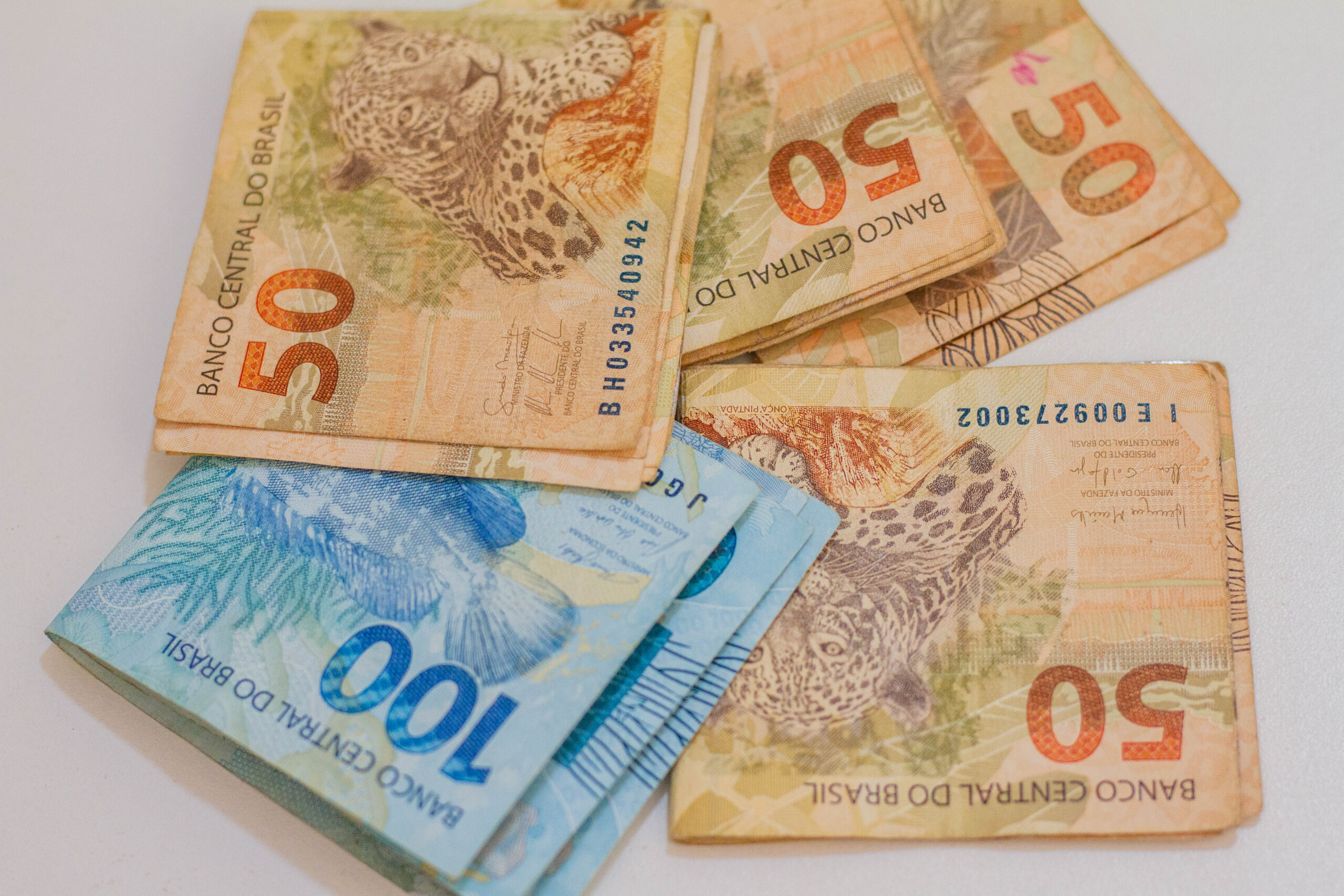 Quer saber como economizar em impostos na aposentadoria? Veja dicas essenciais para idosos, incluindo isenções, planejamento sucessório e investimentos que ajudam a aumentar seus rendimentos. Garanta mais segurança financeira hoje mesmo! Crédito: @jeanedeoliveirafotografia / beneficiodoidoso.com.br
