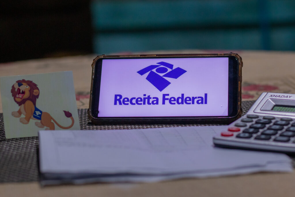 Receita Federal divulga NOVAS DATAS para a liberação da restituição do Imposto de Renda; veja como consultar