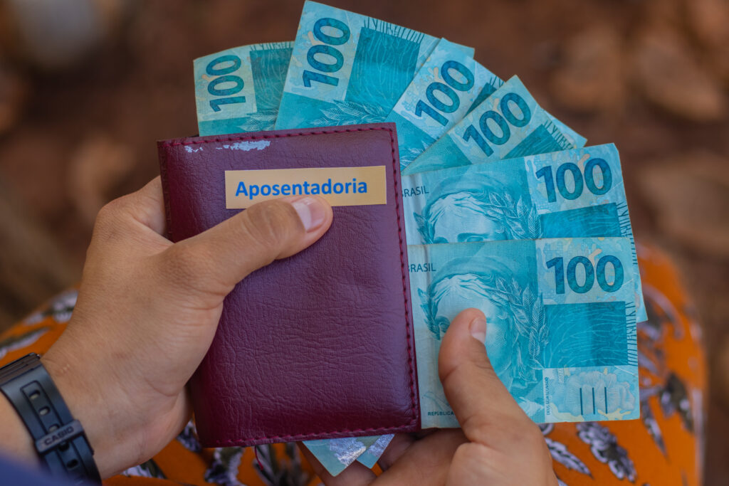 Entenda as regras atuais da aposentadoria por invalidez para idosos. Descubra os requisitos, doenças graves que isentam a carência e como solicitar o benefício no INSS. Crédito: @jeanedeoliveirafotografia / beneficiodoidoso.com.br