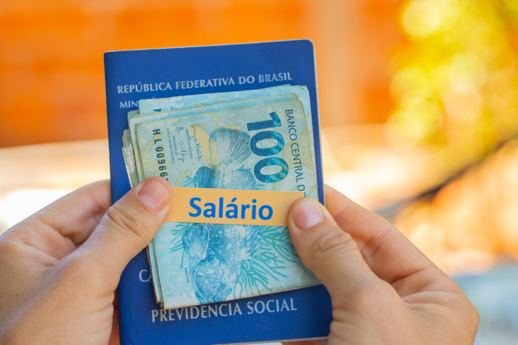 Trabalhadores de carteira assinada podem SACAR o décimo terceiro salário hoje! Veja como