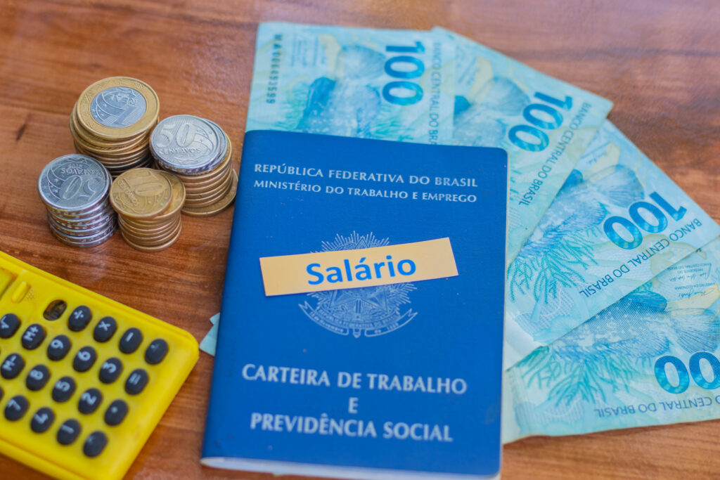 Trabalhadores podem SACAR o décimo terceiro ANTES de novembro; veja como