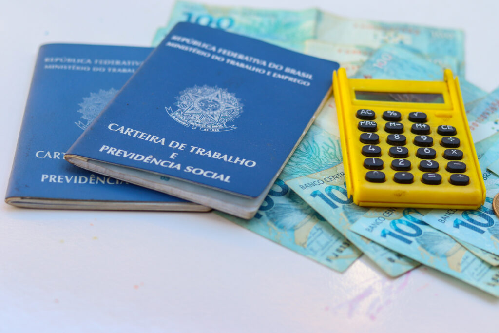 Saiba se trabalhadores com carteira assinada podem PERDER o Bolsa Família e o que fazer para garantir que sua família continue recebendo o auxílio.Crédito: @jeanedeoliveirafotografia / beneficiodoidoso.com.br