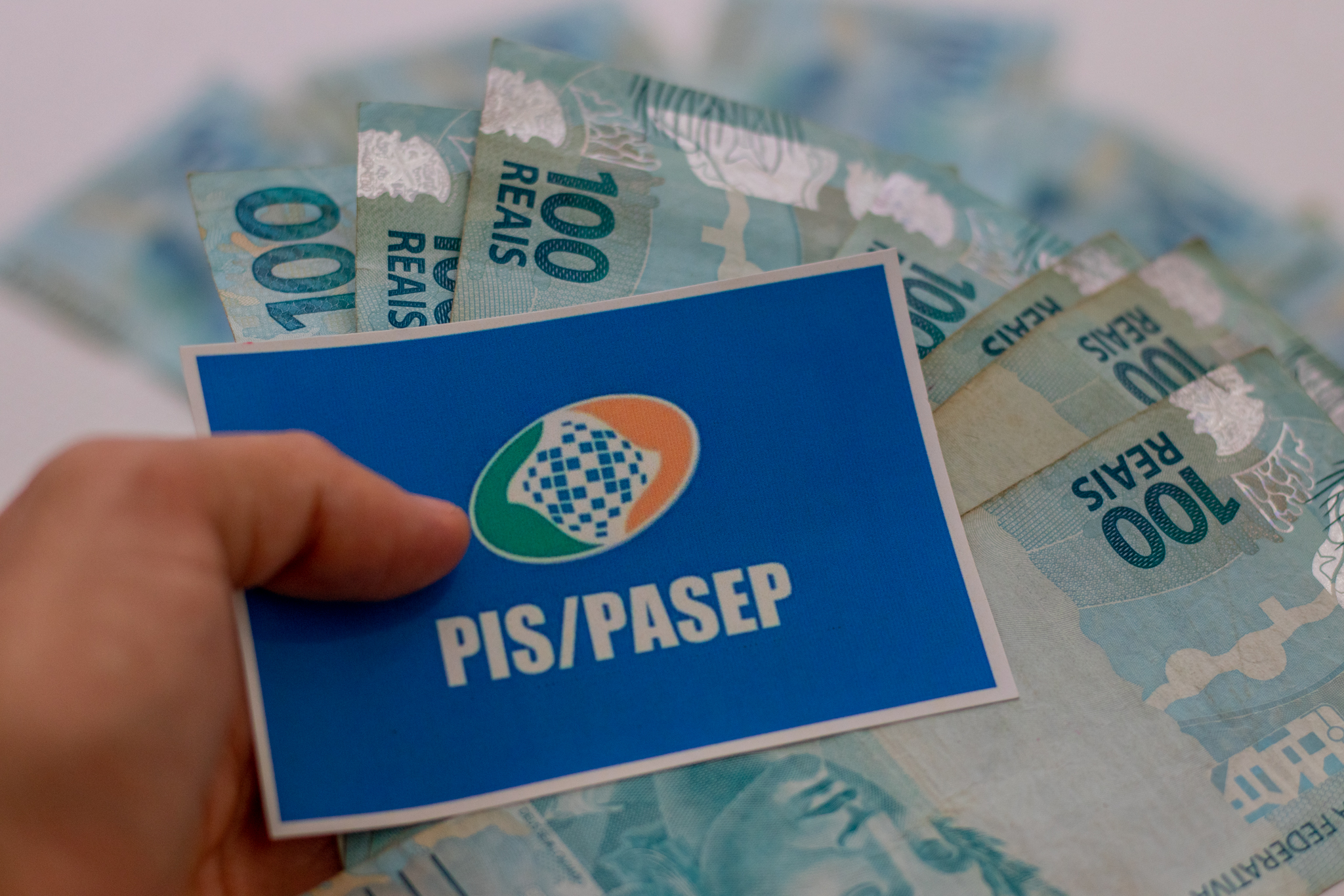 Se você ainda trabalha, saiba se aposentado pode receber PIS/Pasep também.