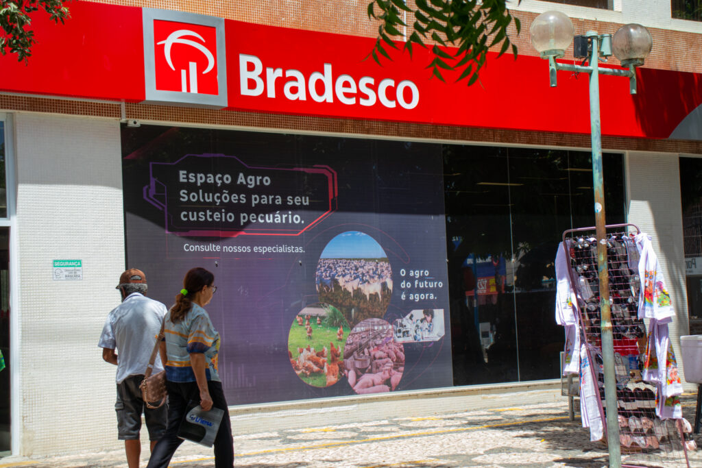 Bradesco aprova REDUÇÃO no consignado do INSS; quanto custa um empréstimo de R$ 20 MIL