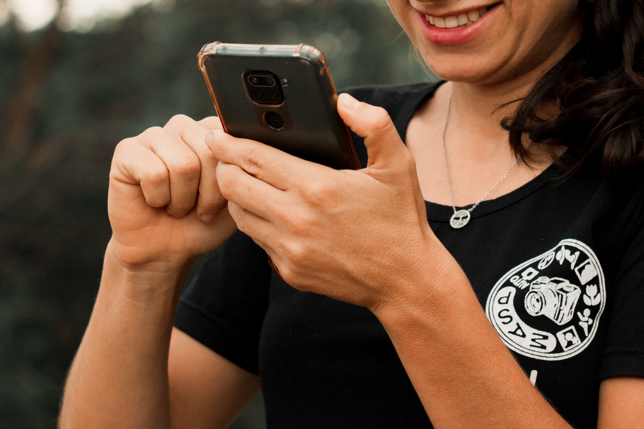 Saiba tudo sobre o celular de GRAÇA dado para idosos pelo CadÚnico. Entenda o programa Telefone Popular e como aproveitar o benefício de telefonia fixa com tarifa reduzida. Crédito: @jeanedeoliveirafotografia / beneficiodoidoso.com.br