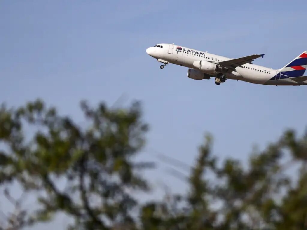 Incrível! Bancos DISTRIBUEM passagens aéreas gratuitas para consumidores