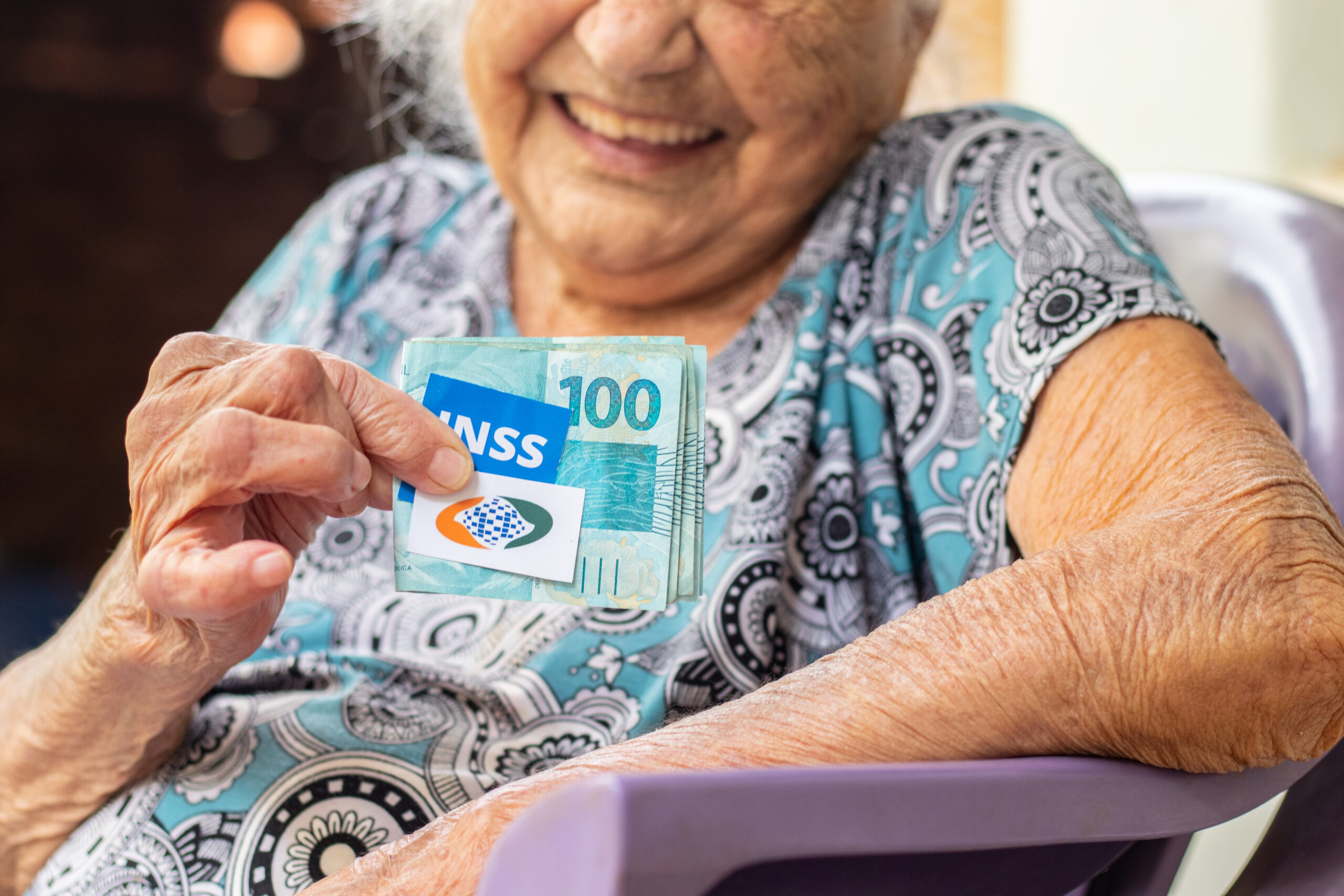 Entenda o Auxílio-Inclusão do INSS: um benefício que apoia pessoas com deficiência a ingressarem no mercado de trabalho. Confira como funciona, quem pode receber e os requisitos para obter esse suporte financeiro essencial. Crédito: @jeanedeoliveirafotografia / beneficiodoidoso.com.br