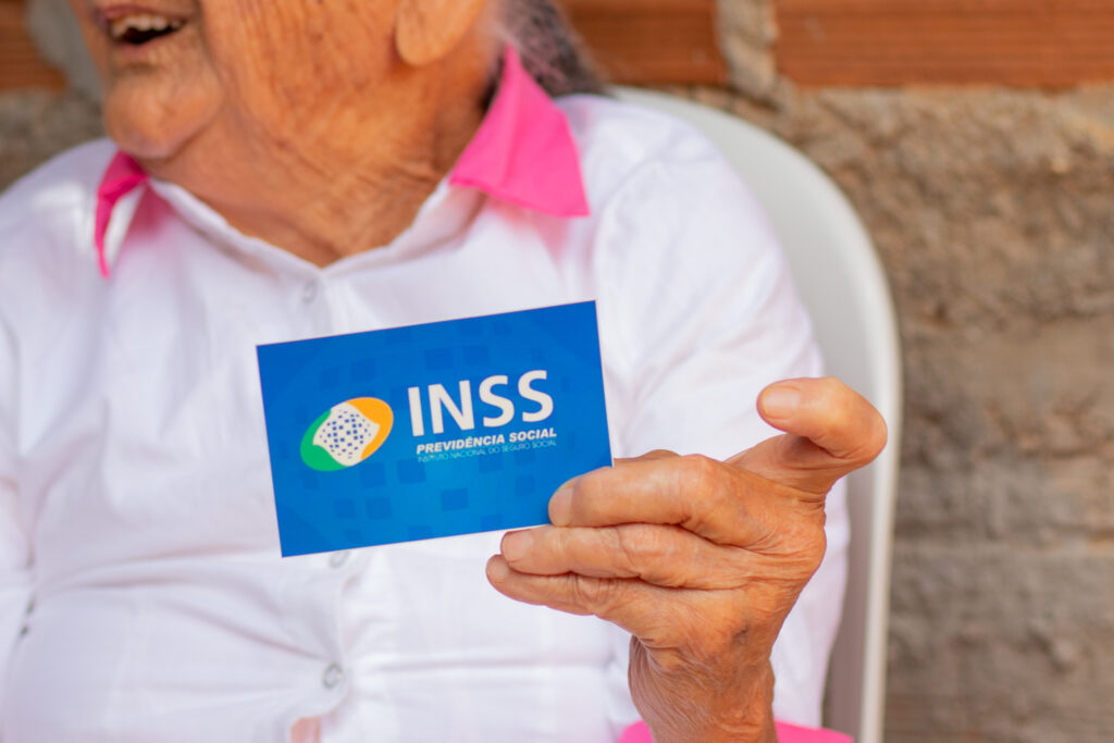 Milhares de brasileiros poderão receber o pagamento extra do INSS em 2024. COnfira se você é um deles.