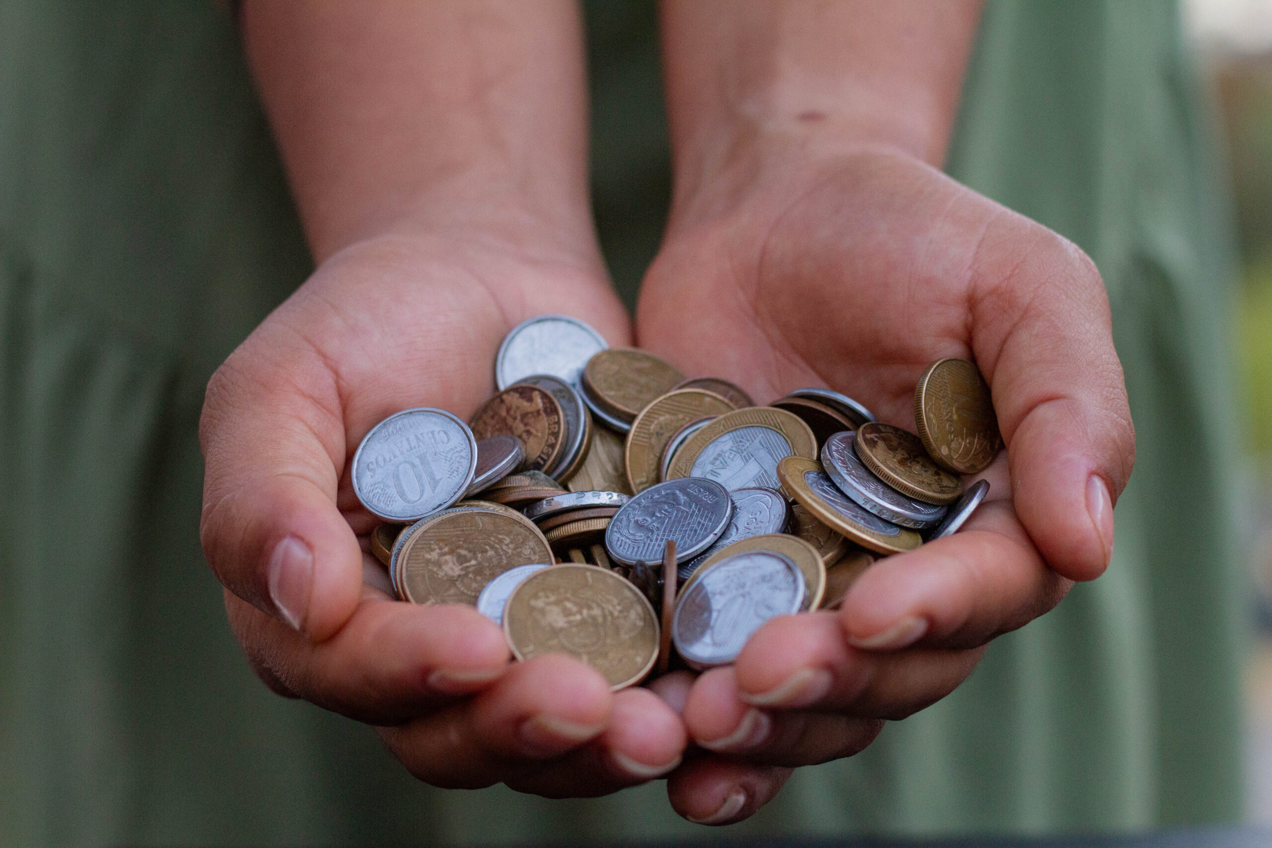 Saiba quantos benefícios diferentes um idoso pode acumular ao mesmo tempo. Conheça as regras e condições para a combinação de aposentadorias, pensões e outros auxílios financeiros.Crédito: @jeanedeoliveirafotografia / beneficiodoidoso.com.br