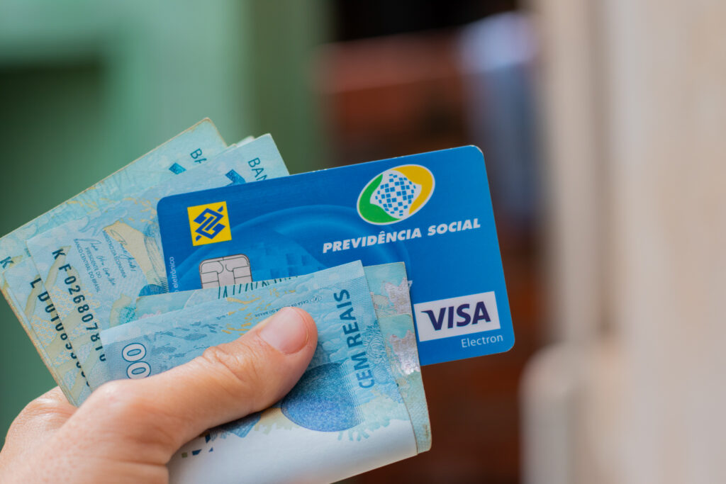 Você sabia que pode se aposentar ganhando muito mais que o teto do INSS? Saiba como!