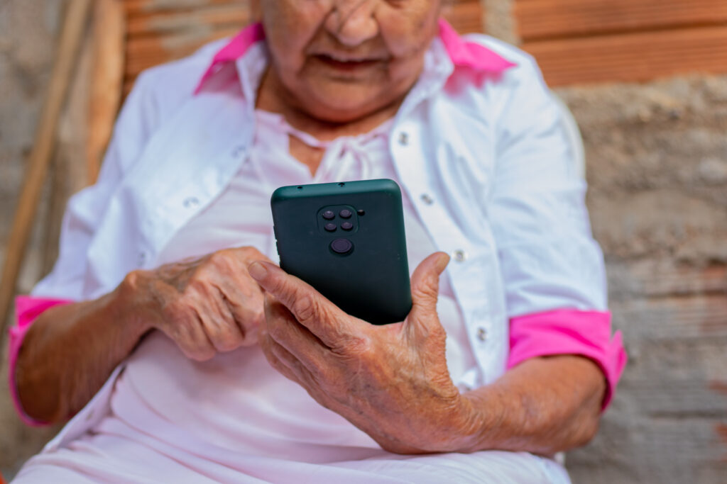 Os idosos devem ficar atentos para não caírem em novos golpes que surgem todos os dias.