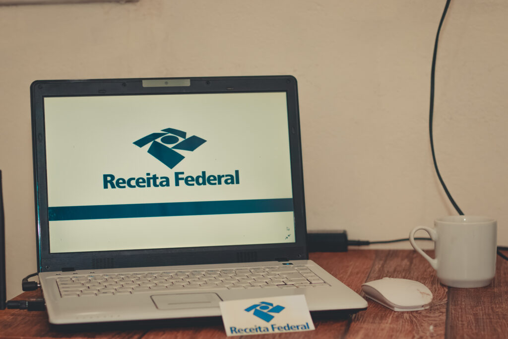 Receita Federal se prepara para pagar o ÚLTIMO lote da restituição do Imposto de Renda