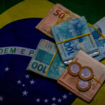 Funcionários de empresas privadas e servidores públicos podem sacar até R$ 1.412 do PIS/Pasep. Saiba como verificar seu saldo e o calendário de pagamentos.