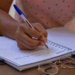 Bolsas de R$ 400 até R$ 900 para você estudar descubra como conseguir a sua