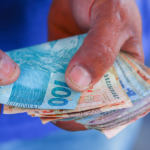 R$ 2.824 em auxílio liberados para milhares de brasileiros – descubra como você pode receber