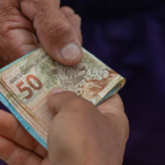 Trabalhadores animados Governo estuda liberação de R$ 300 Bi em crédito consignado - entenda