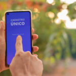 Pode parecer papo antigo, mas ainda tem gente que não saio do status do Auxílio Brasil para ser contemplado com o novo Bolsa Família; entenda o que está em jogo aqui.