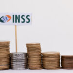 Se você foi lesado durante as fraudes do INSS, veja como pedir de volta os descontos indevidos.