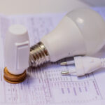 Se você pagou impostos a mais na conta de luz, veja se vai receber dinheiro de volta.