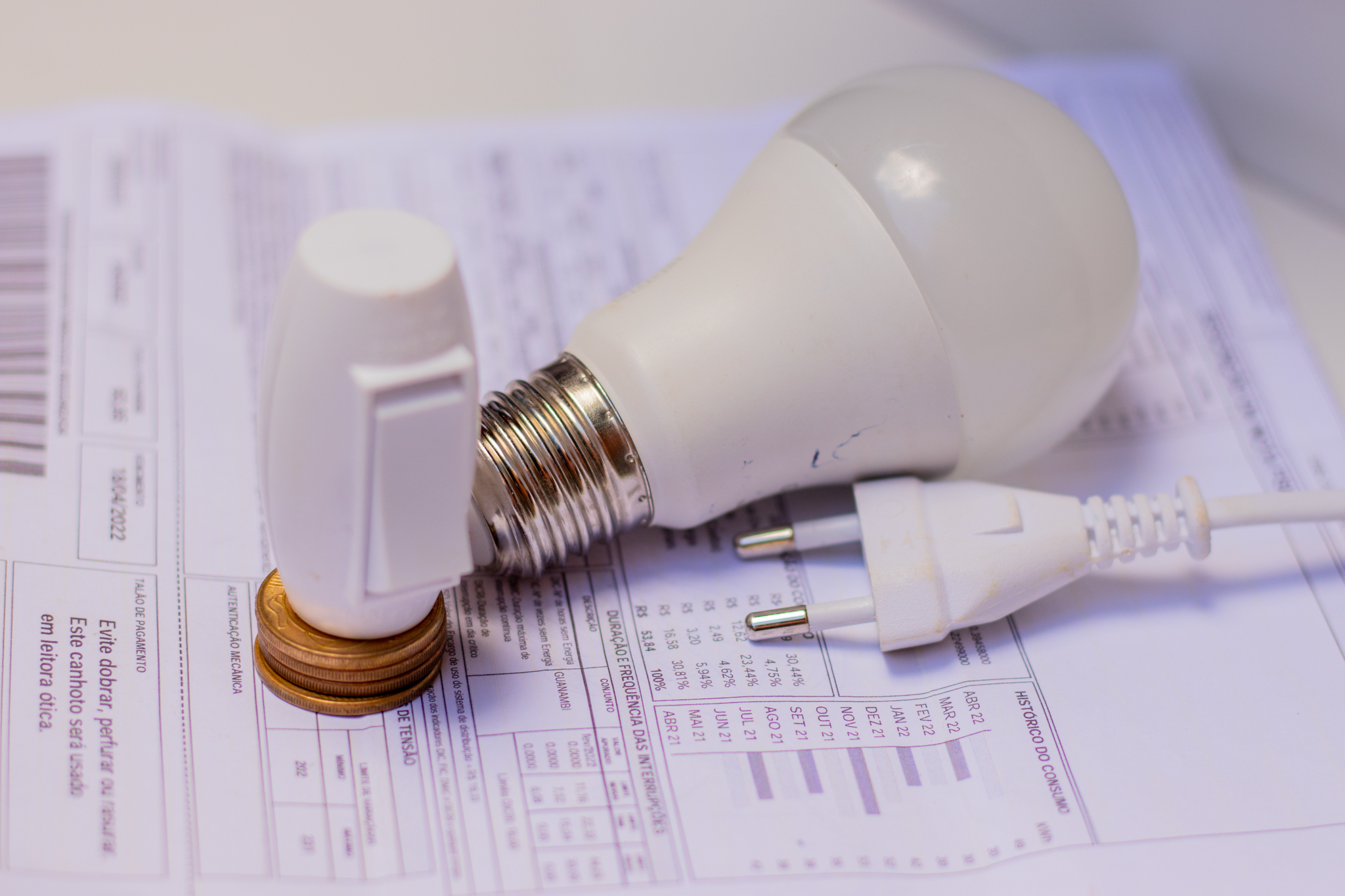 Se você pagou impostos a mais na conta de luz, veja se vai receber dinheiro de volta.