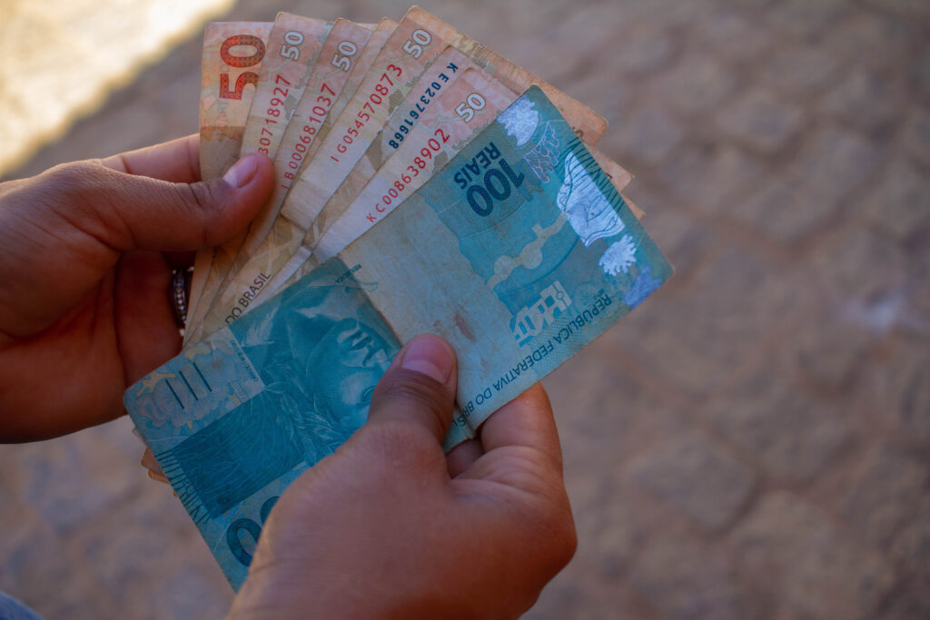 Milhares de pessoas se categorizam de forma incorreta, conforme sua renda.