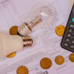 Os brasileiros devem tomar cuidado com o gasto na conta de luz, que não vai abaixar o preço.