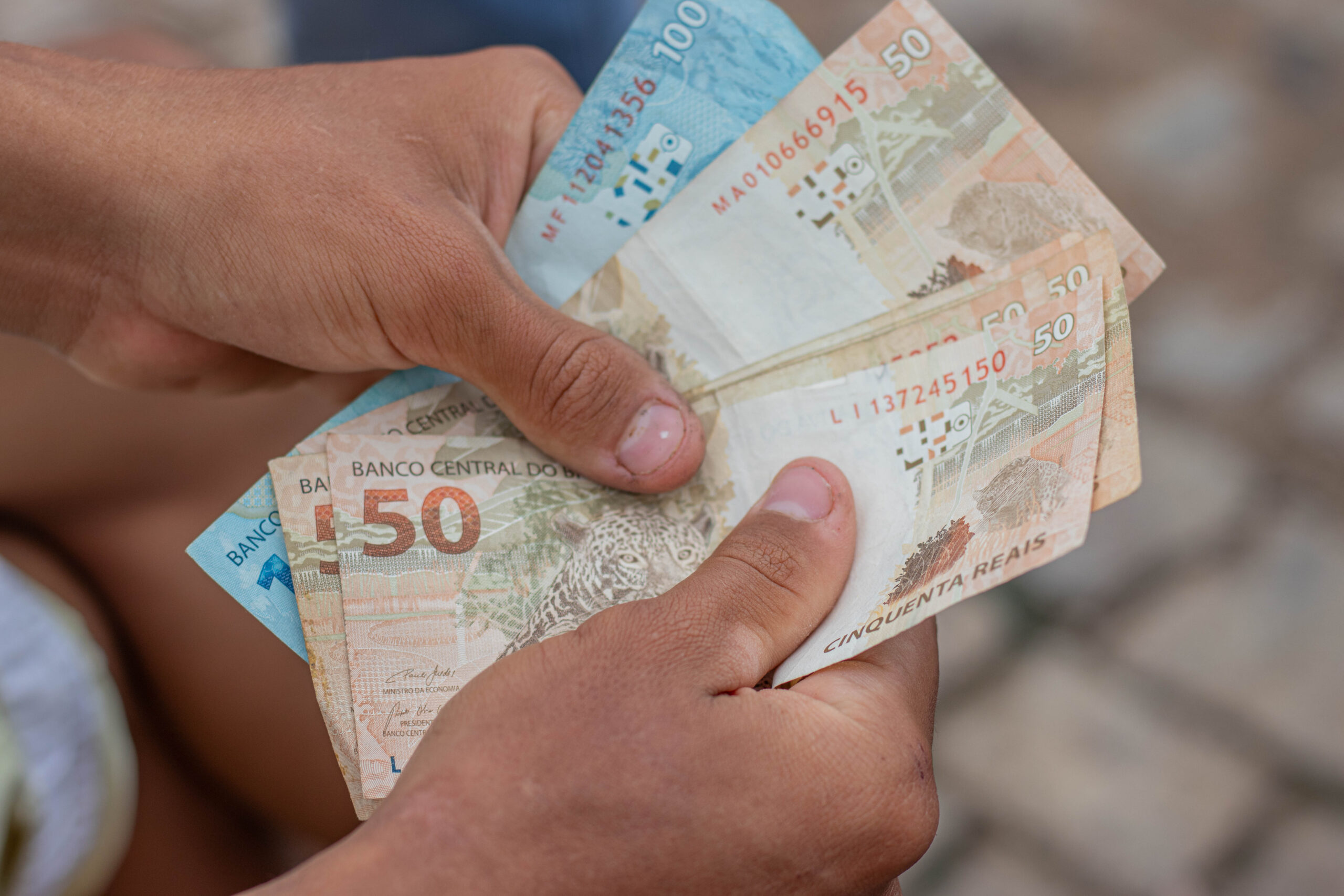 Se você quer contratar empréstimo, veja as diferenças entre o consignado CLT e o saque-aniversário.